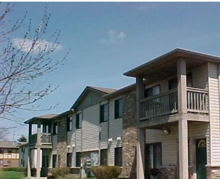 Kenosha apartments for rent - image - rosalind court.PNG