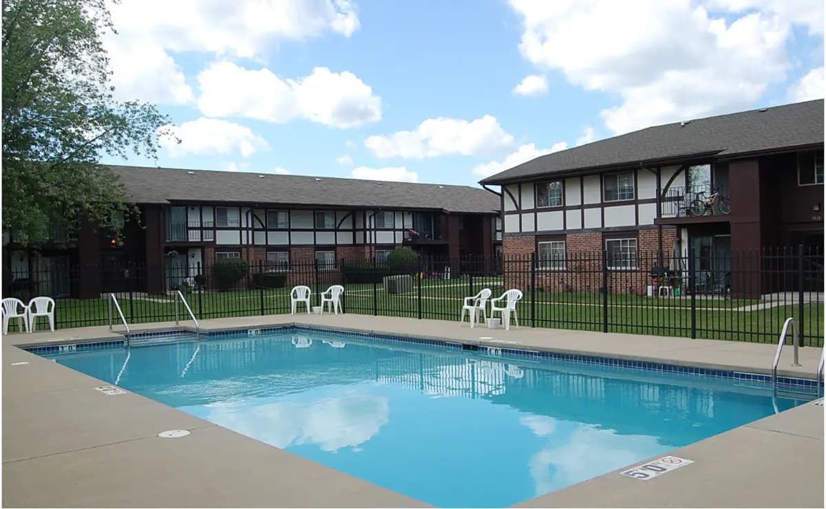 Tudor Crest Apartments - Apartment - 4