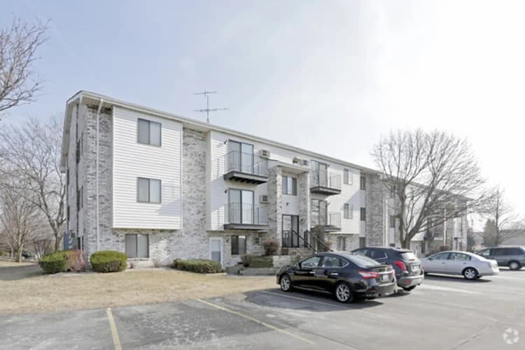 Kenosha apartments for rent - image - stonegate-apartments-kenosha-wi-primary-photo (2).jpg