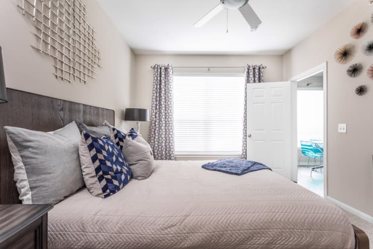 Kenosha apartments for rent - image - 08_Bedroom_Oxmoor_2018@3x.jpg