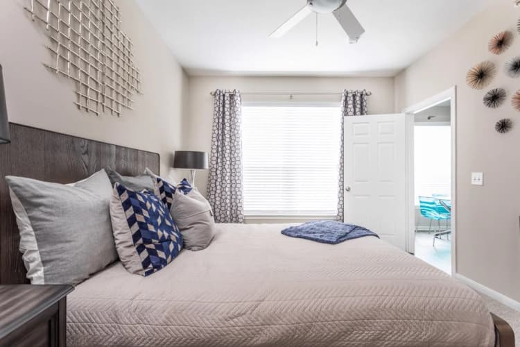 Kenosha apartments for rent - image - 08_Bedroom_Oxmoor_2018@3x.jpg