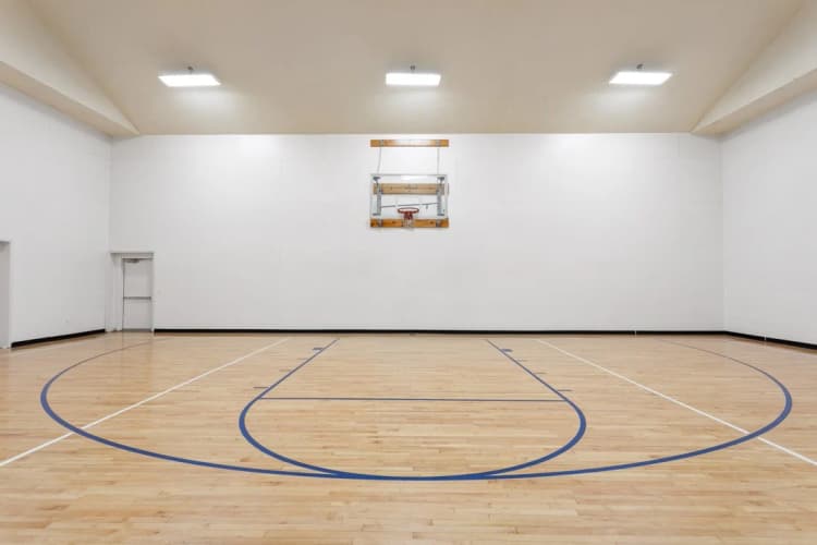 Kenosha apartments for rent - image - 21_BasketballCourt_Oxmoor_2018@3x.jpg