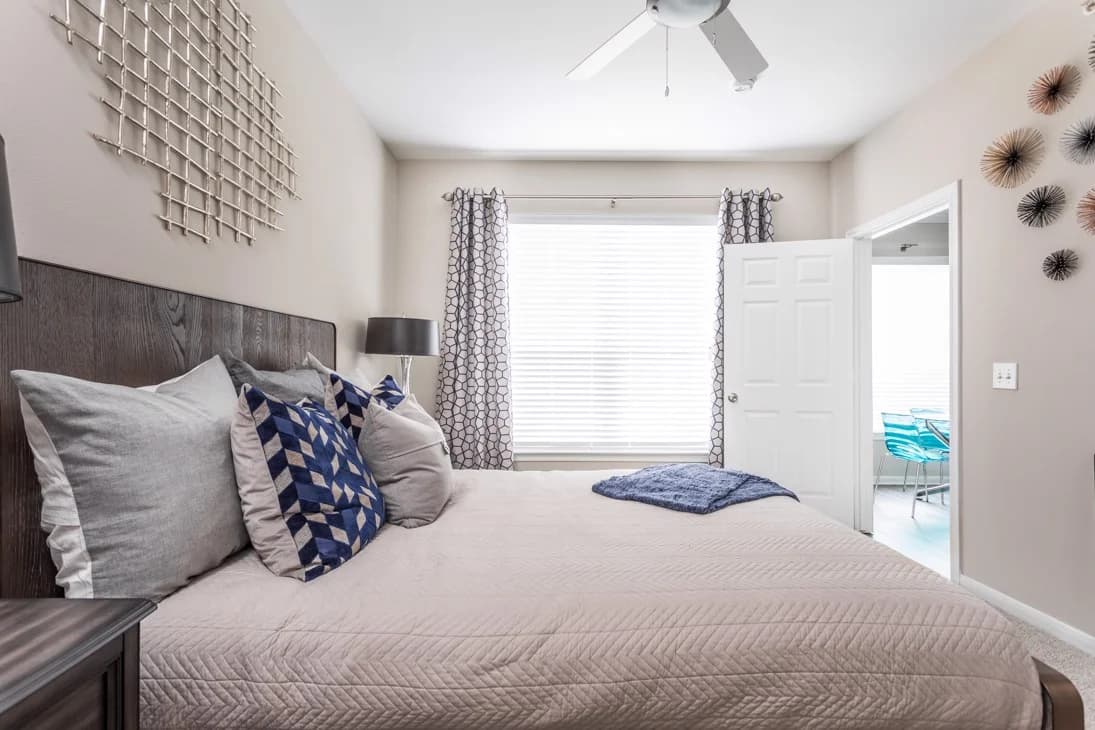 Kenosha apartments for rent - image - 08_Bedroom_Oxmoor_2018@3x.jpg