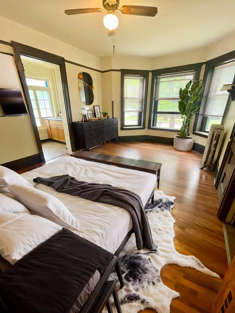 Kenosha apartments for rent - image - 73766607472__4F83E5B1-27BA-46F5-BD33-16EBCE974B79 - Bedroom - Industrial - 19